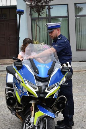 dziecko i policjant przy motocyklu