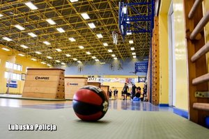 piłka na hali sportowej