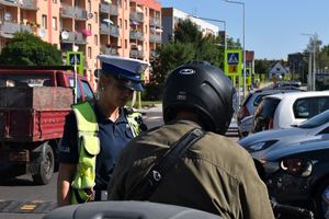 policjantka kontroluje motocyklistę