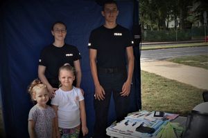 policjanci z dziećmi podczas festynu