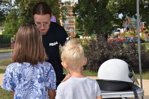 policjantka z dziećmi