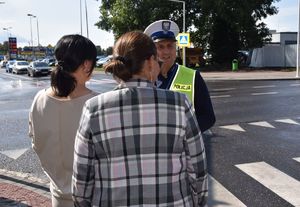 policjant rozdaje odblaski