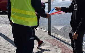 policjant przekazuje odblask