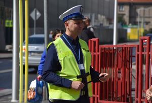 policjant w kamizelce z odblaskami