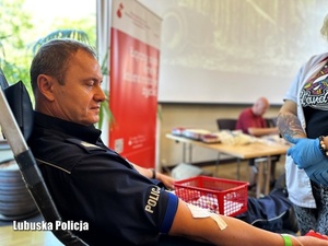 Komendant policji oddaje krew