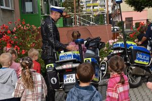 policjanci i dzieci przed przedszkolem