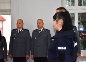 policjanci w mundurach