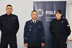 policjanci w mundurach z komendantem