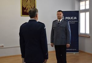 policjant składa meldunek