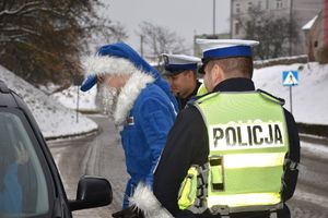 policjanci i niebieski mikołaj
