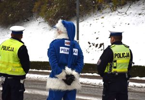 policjanci i polikołaj stoją przy drodze