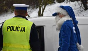 policjant i polikołaj przy aucie