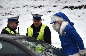 policjanci i polikołaj przy aucie