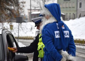 polikołaj i policjant podczas kontroli trzeźwosci