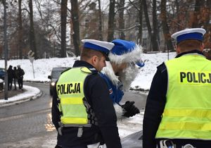 policjanci w kamizelkach