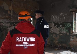 policjant i ratownik w budynku