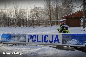 policjant zimą przy radiowozie