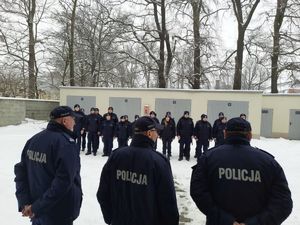 policjanci w mundurach na dworze