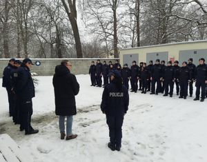 policjanci na dworze zimą