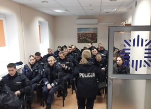 policjanci podczas odprawy