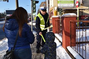 policjant przekazuje odblask