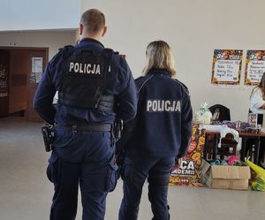 policjanci w mundurze