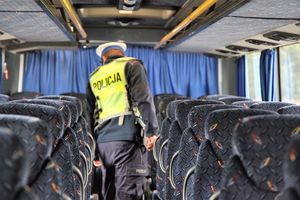 policjant w autobusie