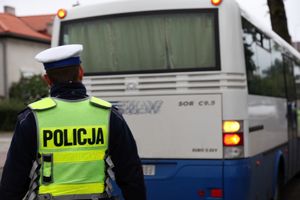 policjant kontroluje autobus