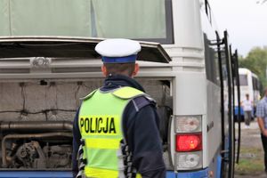 policjant podczas kontroli autokaru