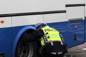 policjant kontroluje autobus