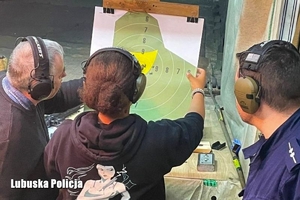 dzieci, policjant i instruktor na strzelnicy