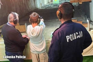policjant, instruktor i dziecko na strzelnicy