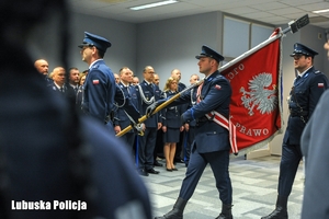 policjanci niosą sztandar