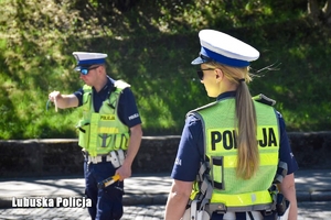 policjanci ruchu drogowego na drodze