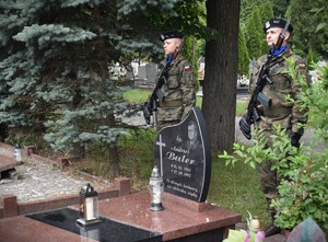 Żołnierze przy grobie