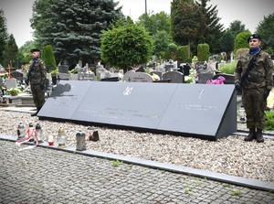 Zołnierze przy grobie