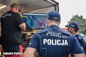 policjant stoi tyłem