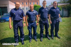 policjanci w mundurach