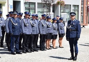 policjanci na placu w mundurach