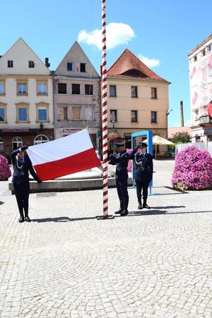 poczet flagowy zakłada flagę na maszt