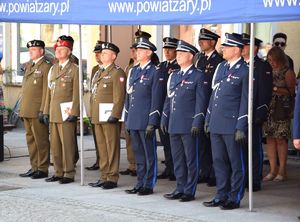 policjanci i żołnierze w mundurach galowych