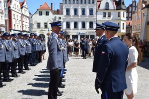 policjanci na placu w mundurach galowych