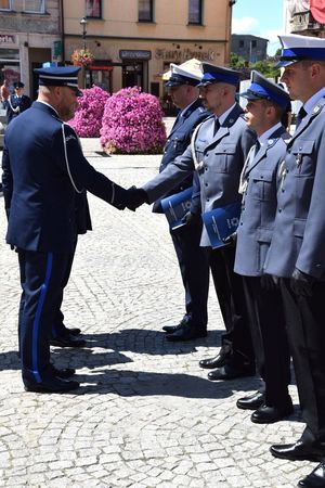 policjanci odbierają gratulacje od komendanta wojewódzkiego