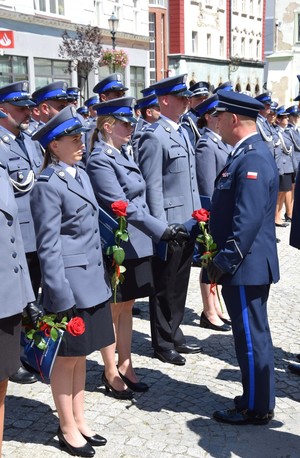 policjanci na placu w mundurach wyjściowych