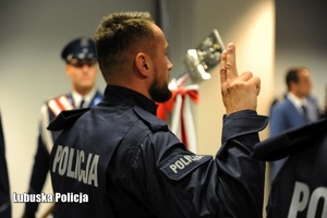 policjant składa przysięgę