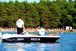 policjanci na wodzie