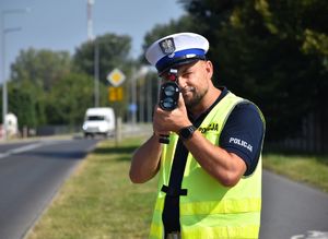 policjant mierzy prędkość