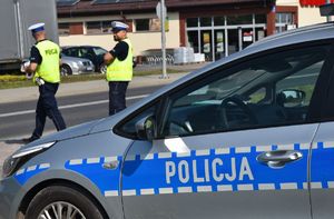 policjanci przy radiowozie