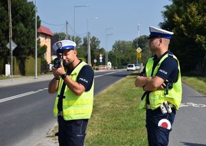 policjanci mierzą prędkość