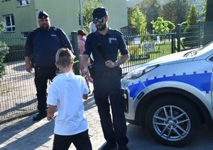 policjanci przekazują odblaski dzieciom